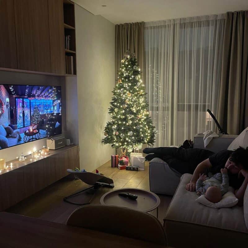 Kunstkuusk VERSAILLES toas kaugvaade isa lapsega diivanil