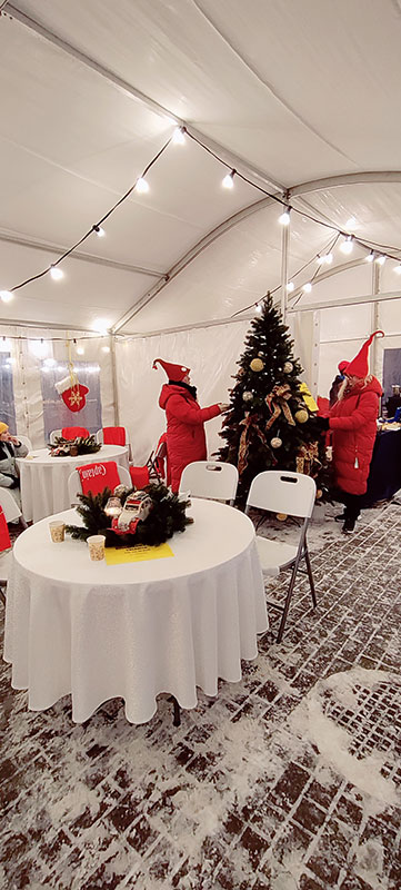 Päkapikud-kunstkuusega-kohvikus